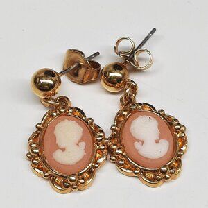 Vintage Avon cameo earrings A16